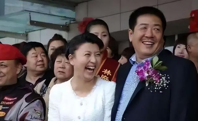 一个跑不了！背人命债、被举报偷税，闫学晶露面后又牵扯出大人物