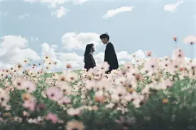 心理学表明：“互生好感的男女，身体会先出现这4个反应”图片