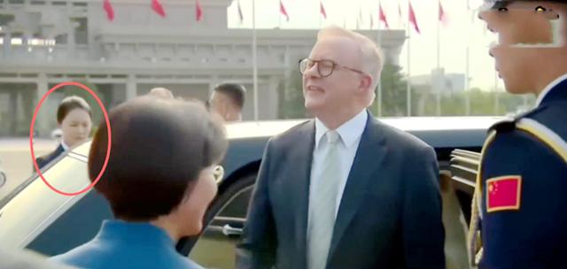 严月霞又火了！在北京机场迎接澳大利亚总理夫妇，气质依然优雅
