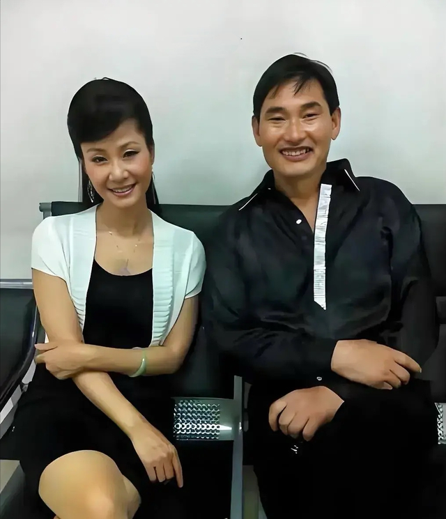 于文华：二婚嫁给未婚小伙，婚后23年未生一子，如今她过得如何？