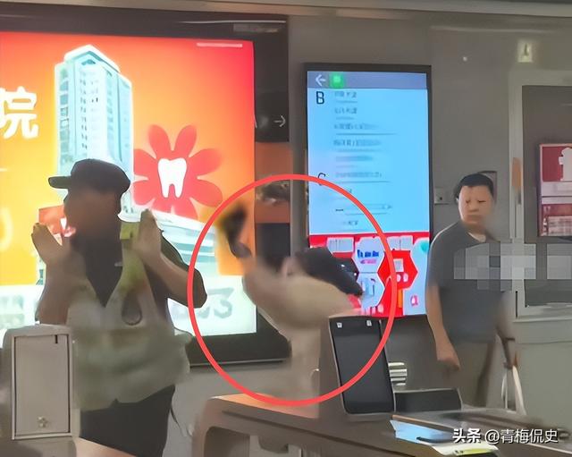 女子追打安检员后续：知情人透原因，女子正脸曝光太狰狞，已拘留