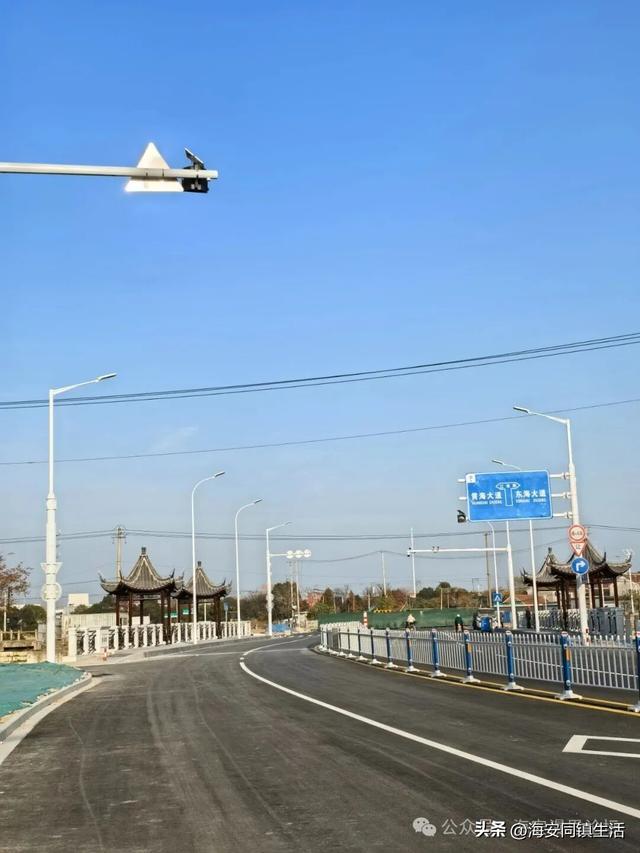 在海安新立发桥上看看老通扬河的水，回味春秋风云！