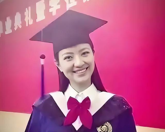和撒贝宁同居四年，却转身投入富豪怀抱，没想到如今竟沦落至此