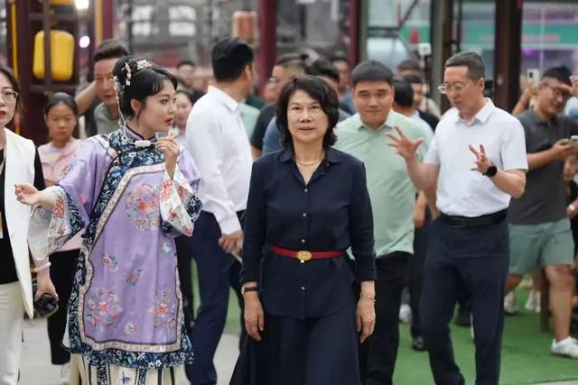 名人纷至沓来 也是包头发展的信号