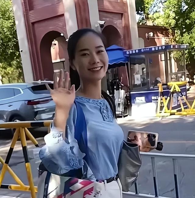 女民兵李思颖阅兵结束回家，母亲官宣其新身份，太牛了！全网恭喜