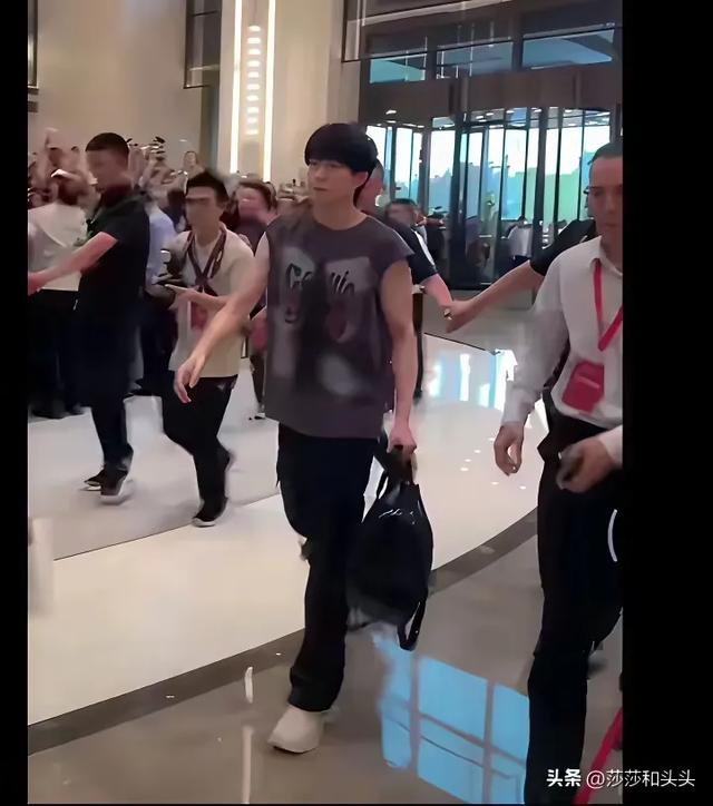 终于懂了，头头为何穿这件衣服，原来是人情世故，真难为他了