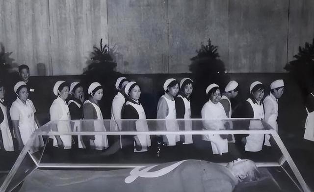 1976年运送毛主席遗体，发生三个“想不到”，华：人民不想主席走