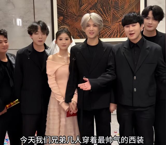 鹿哈官宣领证！8 年爱情长跑终成正果，娇妻身材火辣，夫妻相拉满