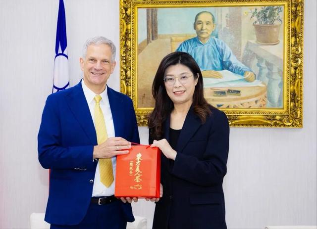 郑丽文果然高明：美日德都找到她，她马上就派人给大陆带了一句话