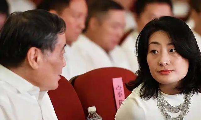 宗庆后培养宗馥莉为继承人，私生子没名分，郎咸平称杜建英水平臭