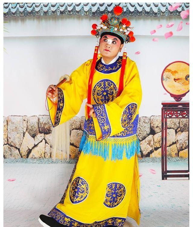 古代太监净身到底是割蛋还是割鸡？他们说话的声音真的是娘娘腔？