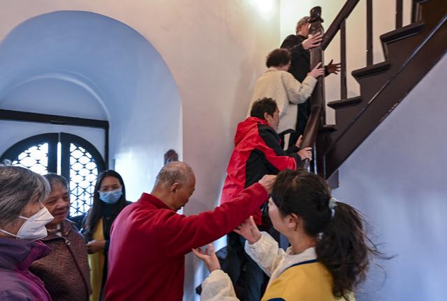 秋爽登文峰 塔下聚宾朋