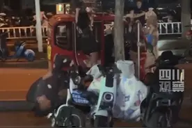 毁三观！临沂两名女子凌晨街头“调戏”老人，世俗败坏引发众怒！图片