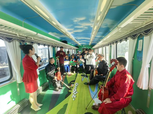 全新“阿尔山号”旅游专列首发