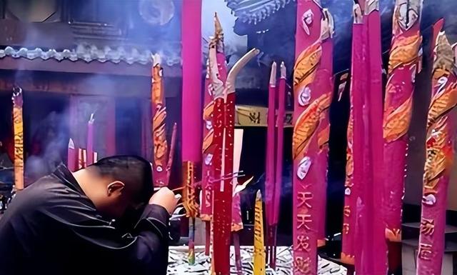 “风流尼姑”释智定落网，白天贪墨钱财，晚上与和尚醉生梦死！