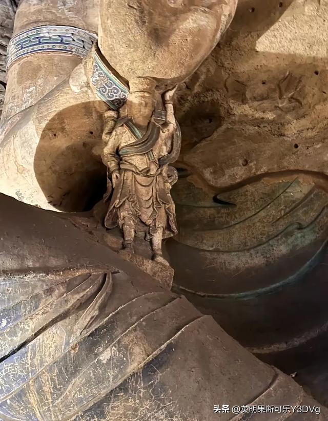 史可和儿子参观山西大同云冈石窟，史可的儿子超级好看又特别帅