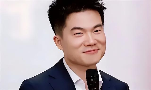 获得央视奖项仅5个月，董宇辉再亮新身份，原来他还有一张好牌