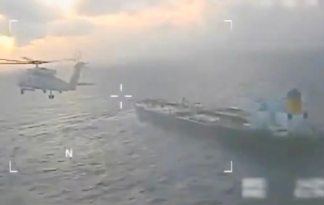 特朗普称对委内瑞拉毒品码头发动袭击并引发爆炸，向马杜罗施压