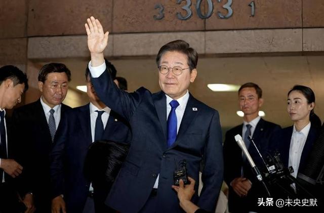 吃完了酒席	，李在明启程离京，临走前终于对华改口，一个时代告终