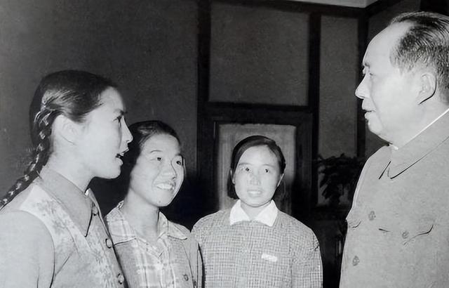 她被派往西藏任妇联副主任，被女奴隶问：为何不留在内地吃白面