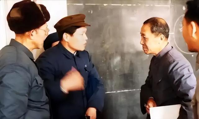 1982年，小偷偷窥厕所引出惊天大案，200名武警粪土中寻绝密文件