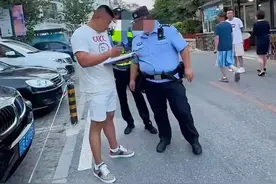 男子在大连被锁车后续：老板慌了，民警被骂，大连文旅：情况复杂图片