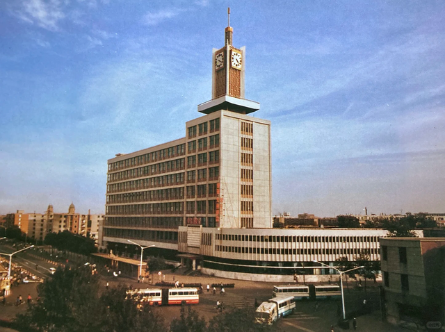 这里是1988年的天津，蜿蜒的海河横穿市区