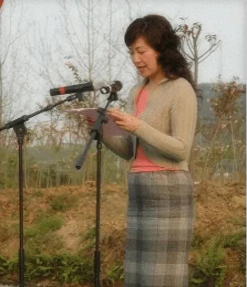 袁菱女县委书记过着奢华如女皇的后宫生活！