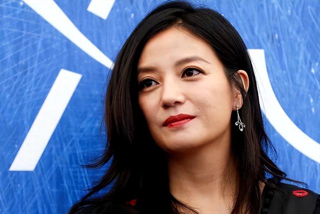 婚姻事业全无，消失4年后，49岁赵薇再曝近况	，胃癌传闻真相曝光