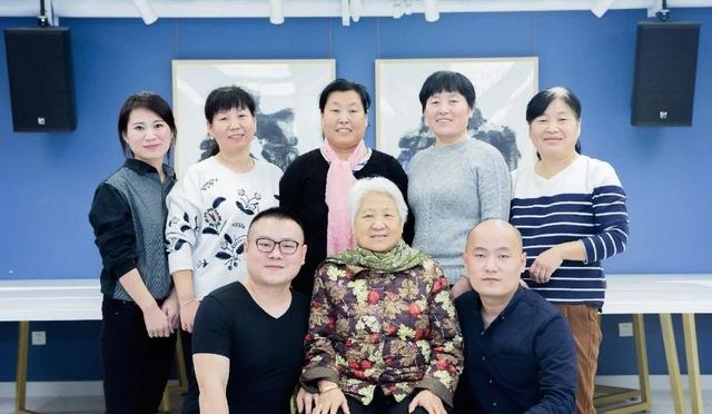 大孝！岳云鹏接80岁老妈住北京豪宅，3000万别墅阔气，媳妇是功臣