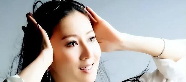 49岁仍单身！曾因“全裸写真”遭全网唾骂，如今她活成了这样！