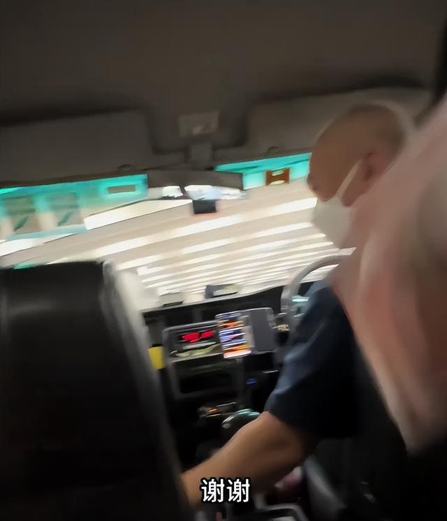 大陆女子游香港，买桃说了5句普通话被老板骂，玩两天被歧视两天