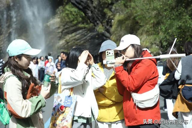 国庆第三日，官鹅沟秋色正浓人气旺