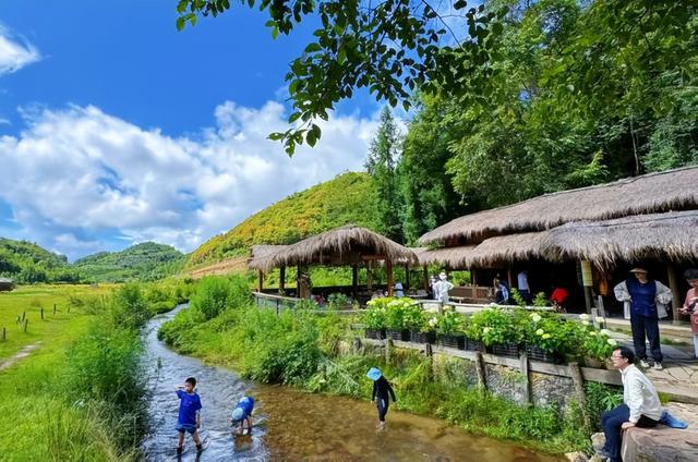 腾冲猴桥：接住徒步流量“红利” 趟出旅游致富新路