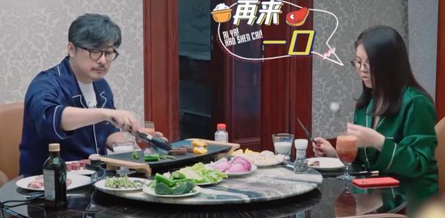 王诗龄晒自家北京小院，大半夜穿旗袍拍照，面无表情上演中式恐怖