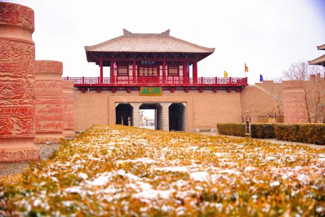 敦煌阳关迎来2025年初冬的第一场雪