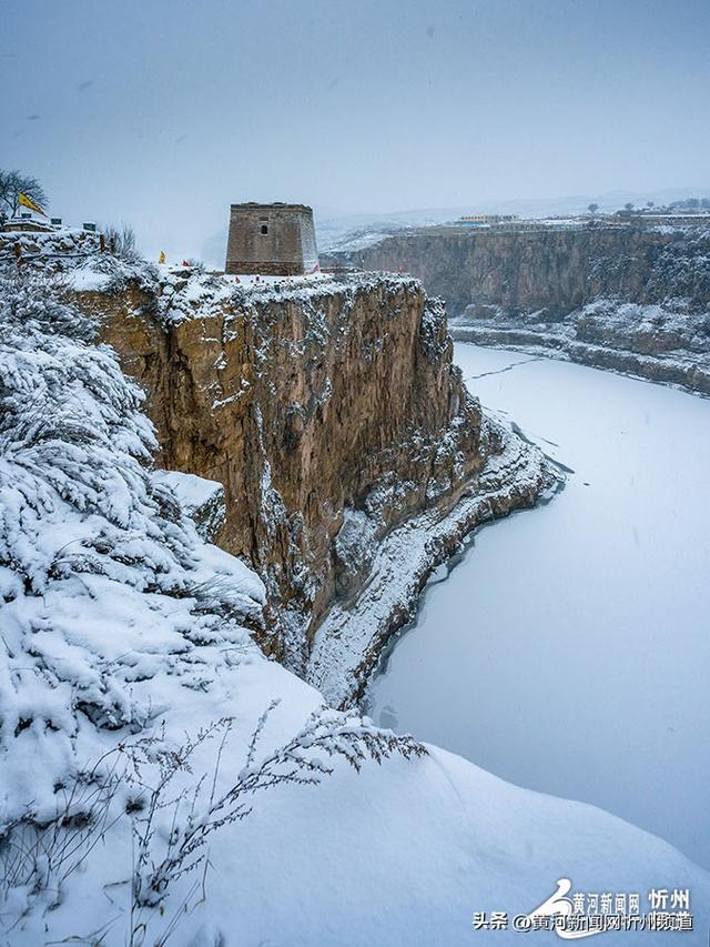 长城“牵手”黄河！偏关老牛湾大雪刷屏