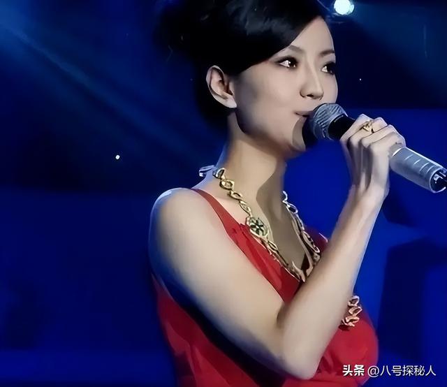 她和撒贝宁同居多年，却转身投入富家怀抱，没想到现在竟沦落至此