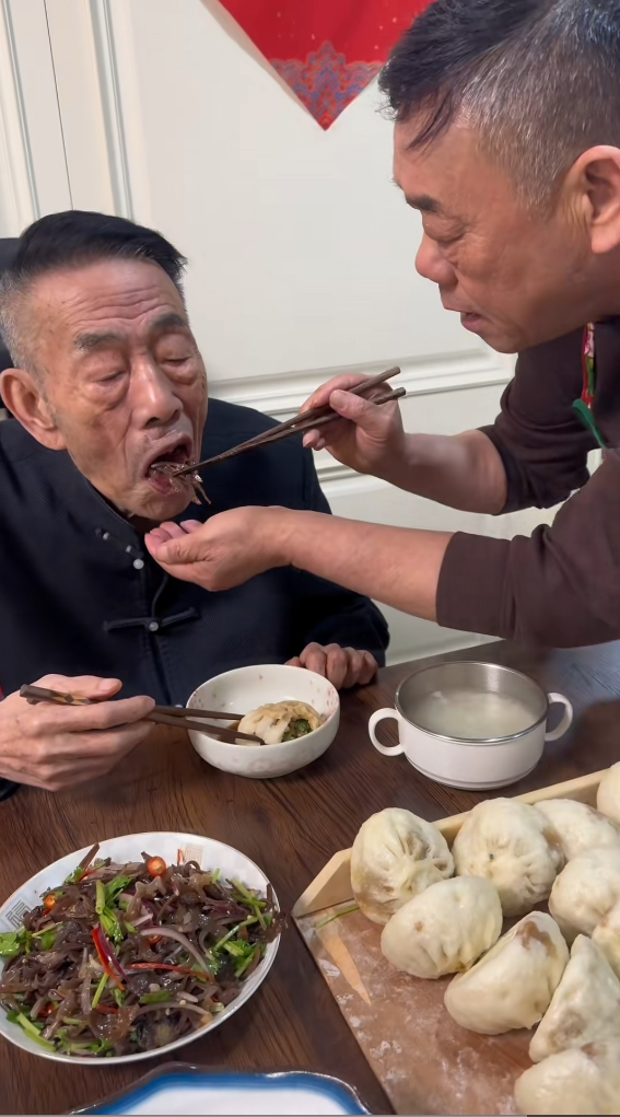 杨少华头七刚过，杨老三病重住院脸色极差，杨议漠不关心光顾着吃