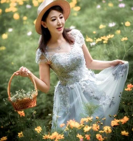 70岁奶奶穿露胸装！网友：啥年龄了，这样穿让年轻人都不好意思了