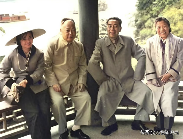 老照片：周总理当众跳起来，为邓大姐摘苹果，浪漫温馨少年气十足