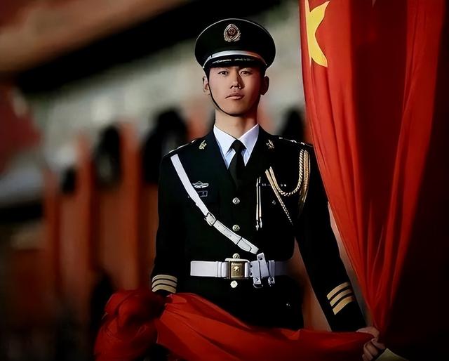 九三阅兵刚结束，最帅升旗手张自轩被骂惨了！如今他后悔了吗？