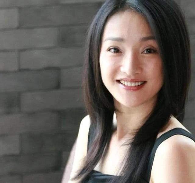 50岁周迅变样：满头白发脸松垮，瘪嘴像老奶奶，无儿无女成遗憾