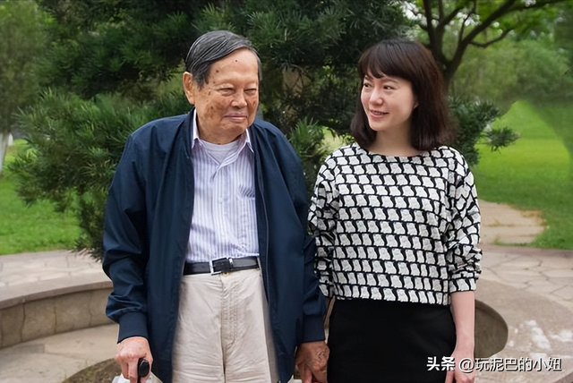 杨振宁追悼会现场！翁帆站首位神情悲伤，64岁老者曝杨老两个贡献