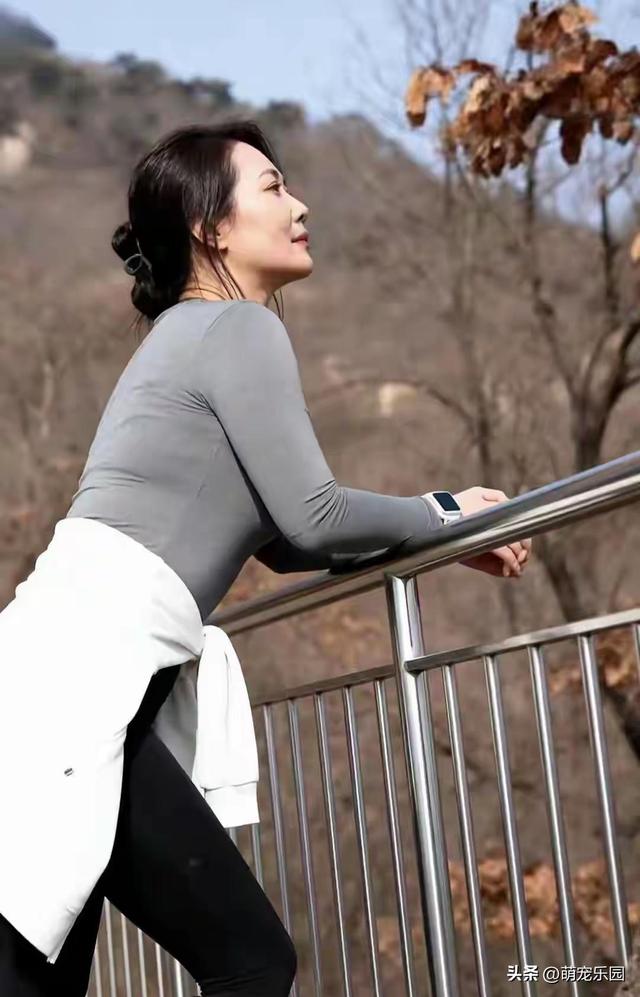 登山遇妻子，她说'再坚持一下'，山顶风景让我们彻底沉醉