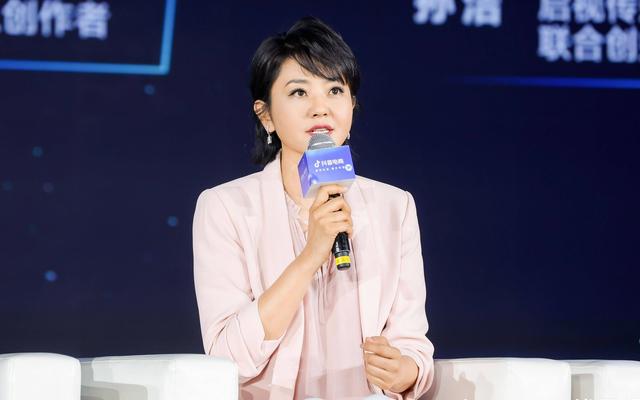 主持人方琼：与大8岁领导闪婚，婚后分居多年，如今儿子成了骄傲