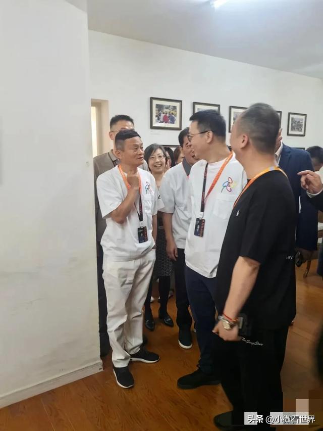 61岁马云在深圳出席外贸峰会，他步伐稳健，像40岁的中年男子