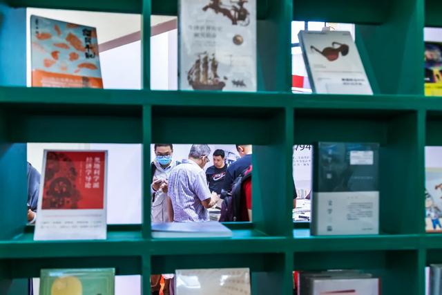 淘书逛展、夜游夜市、盖章打卡……上海书展的快乐,弥漫在整座城市→