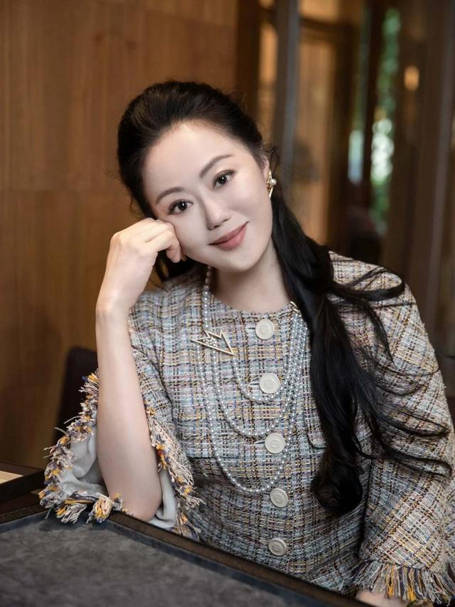 看了62岁的章小蕙，我悟了：衣不松、发要卷，珠圆玉润才贵气