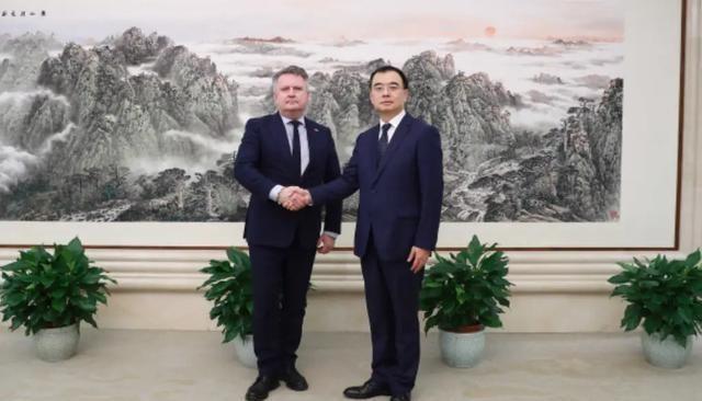 谈妥了，中乌代表在京握手，泽连斯基对华示好，中方要拔1根毒针